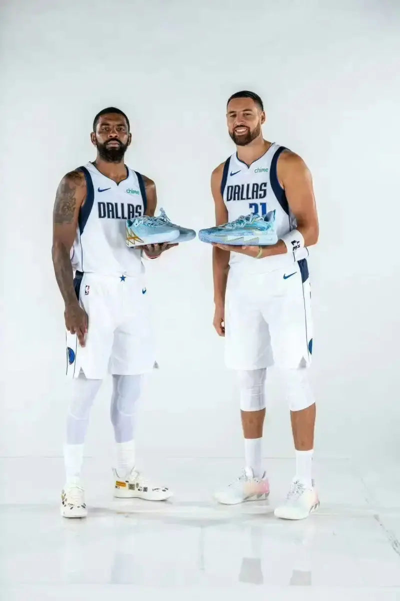 Anta-brothers-Kyrie-Irving-and-Klay-Thompson-show-each-other-s-signature-shoes-during-Media-Day VJ SNEAKER