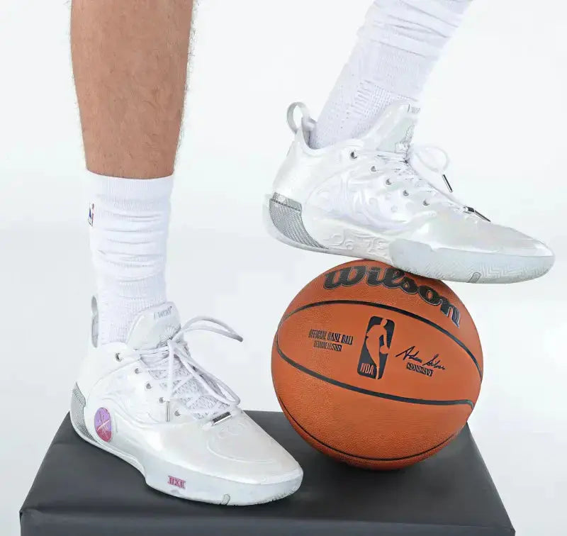 Zeng-Fanbo-takes-set-photos-wearing-the-brand-new-WOW-Wade-12 VJSNEAKER