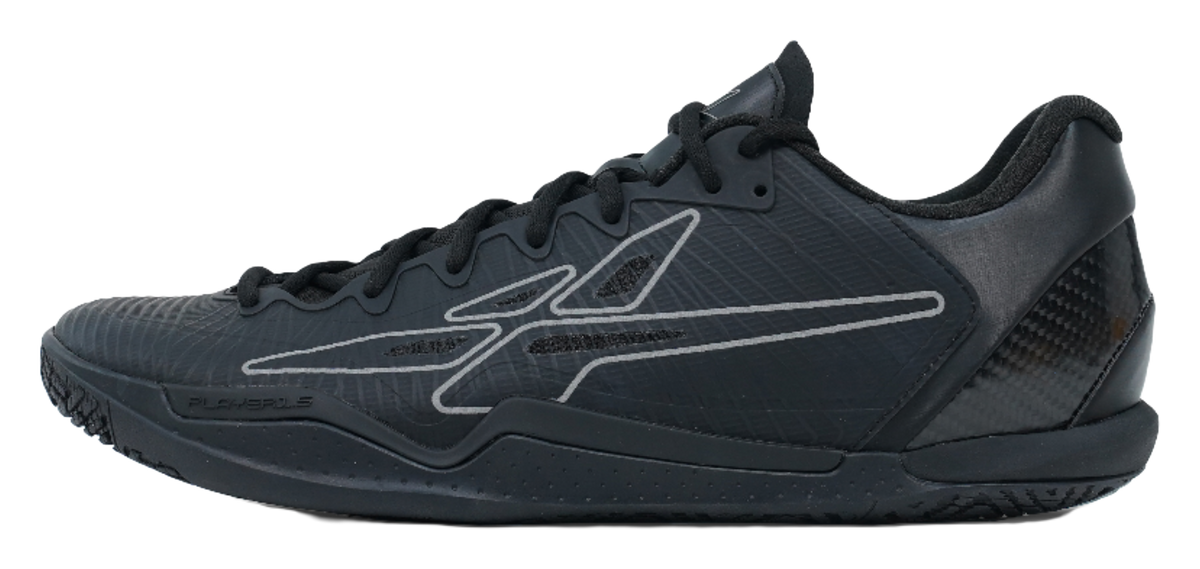 Low-top basketball shoe in black, lace-up, with sporty side logo