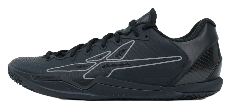 Low-top basketball shoe in black, lace-up, with sporty side logo
