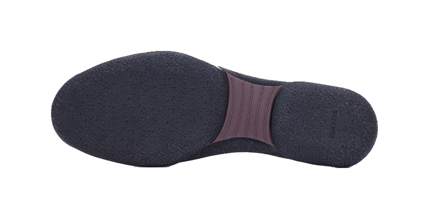 PANE low-top training shoes with textured dark outsole and light heel trim