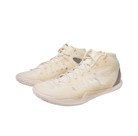 Pair of mid basketball shoes in cream-white with lace-up and textured high-top design