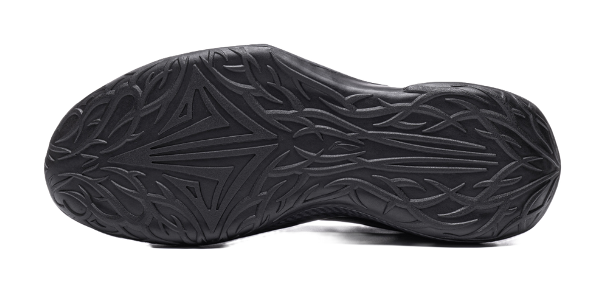 Li Ning low-top basketball shoes, black outsole with molded traction pattern