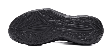 Li Ning low-top basketball shoes, black outsole with molded traction pattern