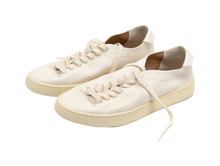 Low-top skateboard shoes in white canvas, pair angled view with lace-up closure