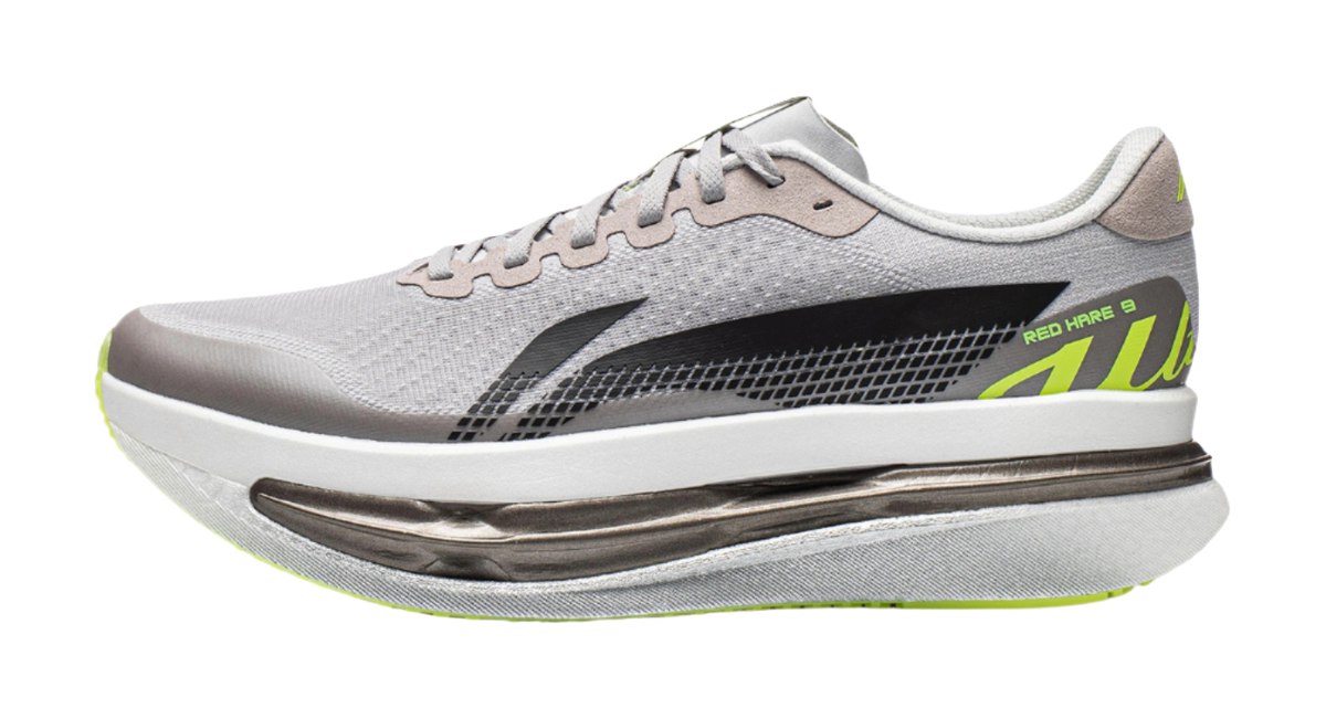 Men's low-top running shoes in light gray knit with black panel and neon-lime accents