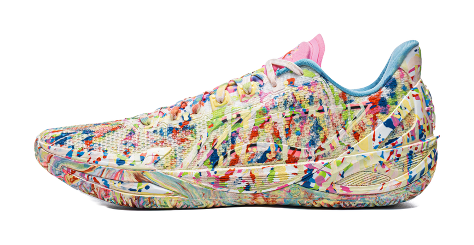 Low-top basketball shoes with multicolor speckled knit upper and blue collar trim