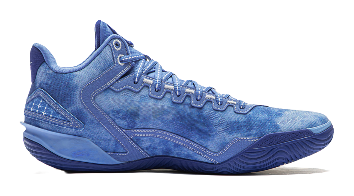 Men's low-top basketball shoes in sky blue, side view, lace-up with padded collar