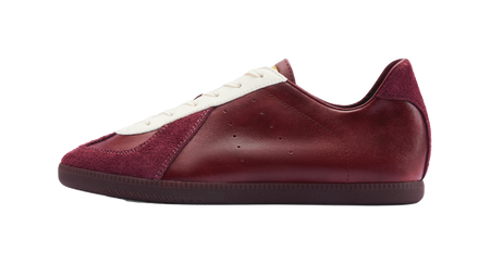 Crimson low-top leather training shoes with lace-up and perforated toe