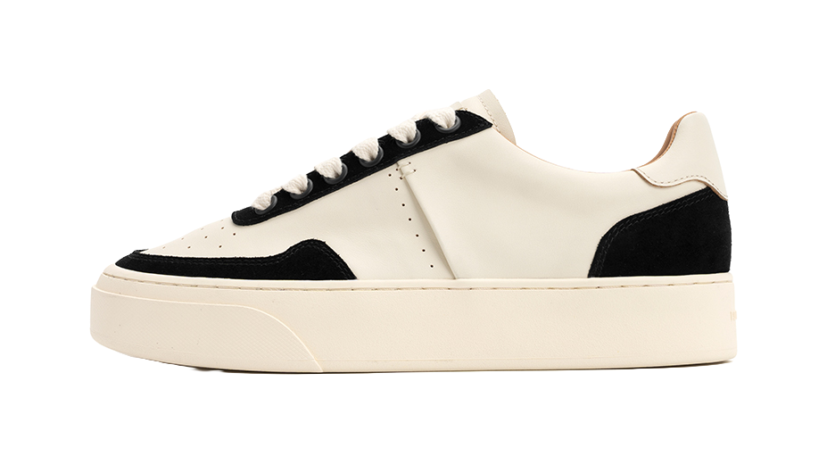 Low-top skate shoes, off-white upper with black panels, lace-up, platform sole.