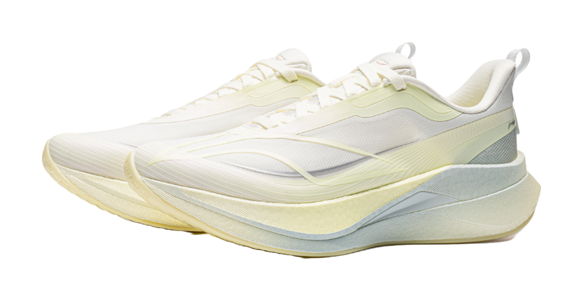 Women's low-top running shoes, off-white and pale yellow with light blue heel panel