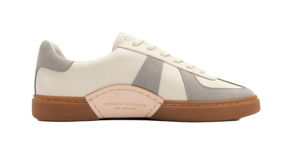 Low-top trainers with off-white uppers, gray stripes, tan gum sole and lace closure