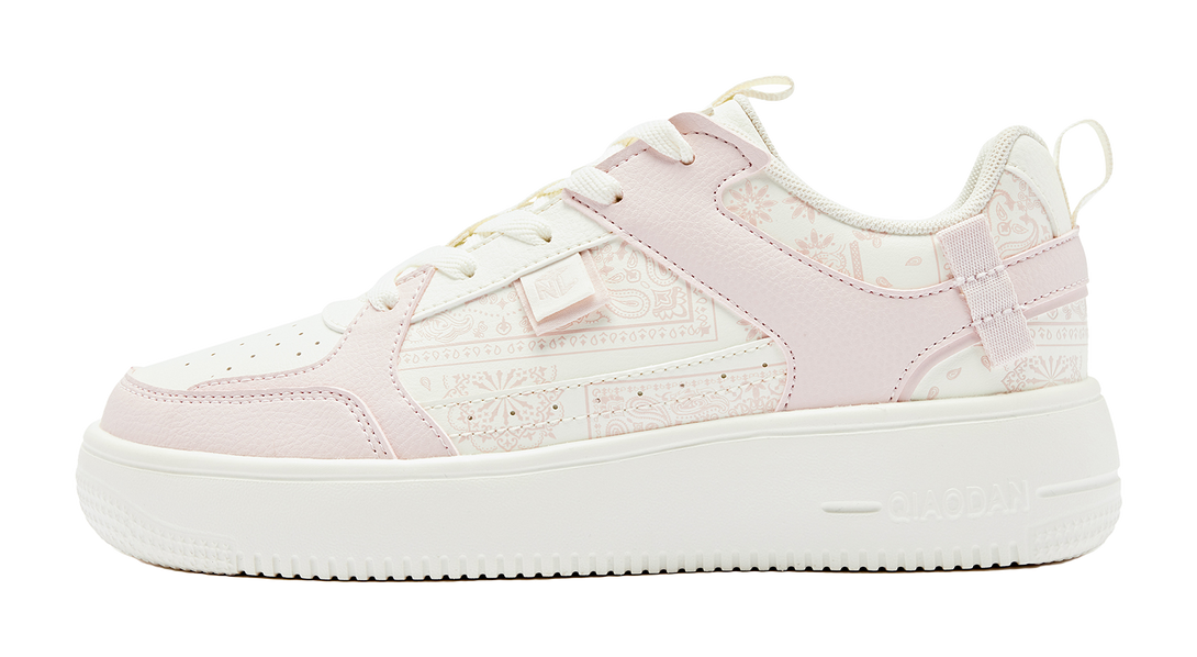QIAODAN Cashew Flower Coverage Slip Resistant Balance Lightweight Low top Skateboard Shoes Women's Ivory Cloud Pink 