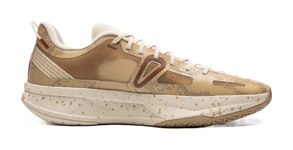 Men's low-top basketball shoes, cream upper with tea-brown side overlays and speckled sole