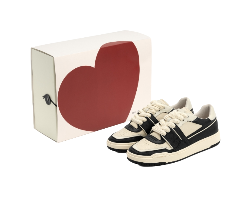 Unisex black and white lace-up skate trainer shoes with matching shoe box