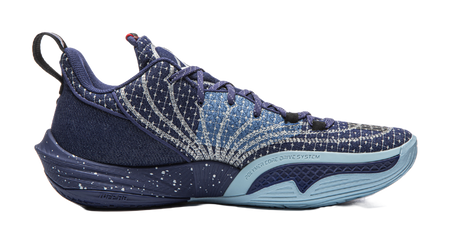 Li Ning low-top basketball shoes in deep blue, side profile with patterned upper