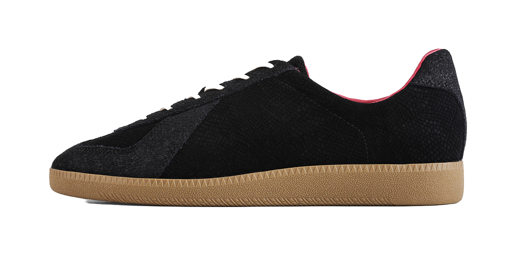 Low-top training sneakers in black, lace-up, textured upper, gum rubber sole