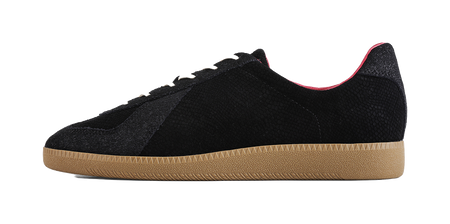 Low-top training sneakers in black, lace-up, textured upper, gum rubber sole