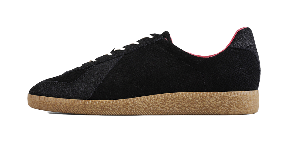 Low-top training sneakers in black, lace-up, textured upper, gum rubber sole