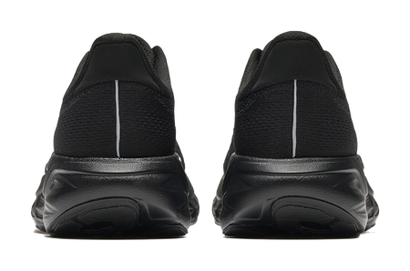 Men's low-top running shoes, black heel and cushioned collar with pull tab