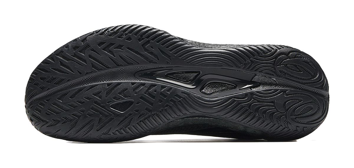 Low-top basketball sneakers, black outsole with deep tread and curved cushioning channels