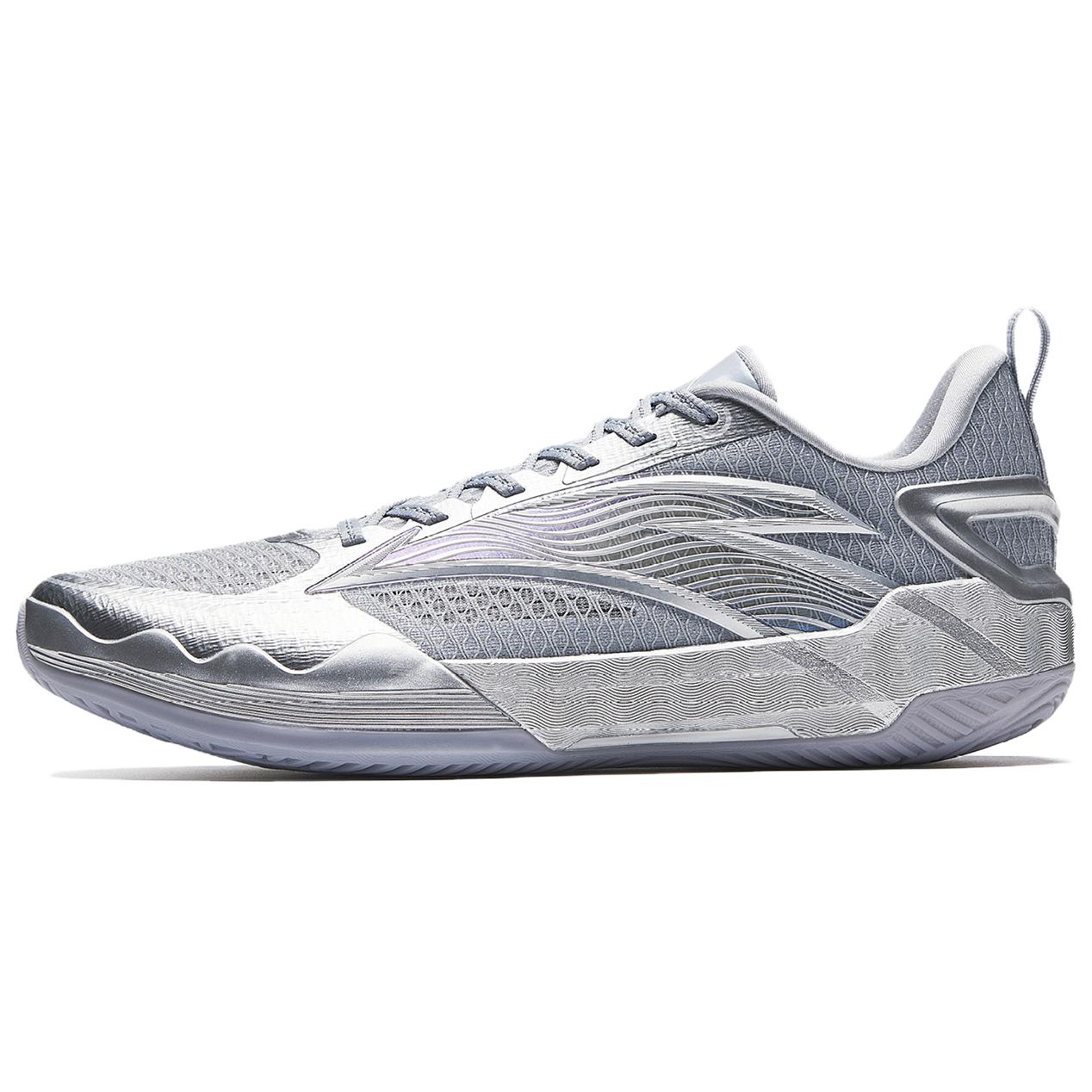 Men's basketball shoe in silver-gray, lace-up with textured upper and side panel design