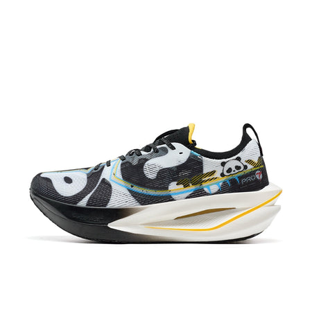 Marathon racing shoe in white, black and yellow with panda-style side print