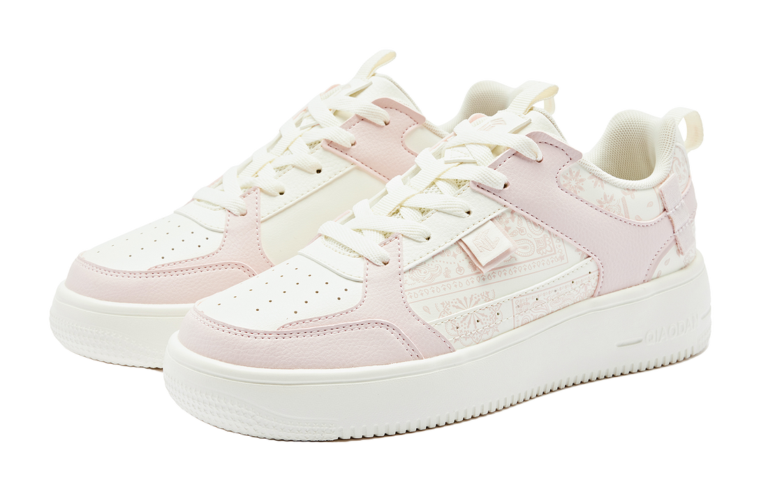 QIAODAN Cashew Flower Coverage Slip Resistant Balance Lightweight Low top Skateboard Shoes Women's Ivory Cloud Pink 