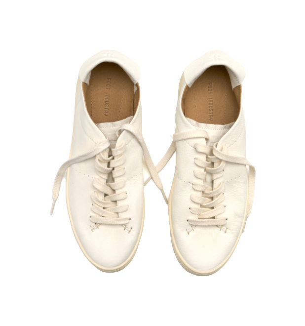 Low-top skateboard shoes in white canvas, front view with white laces and padded collar