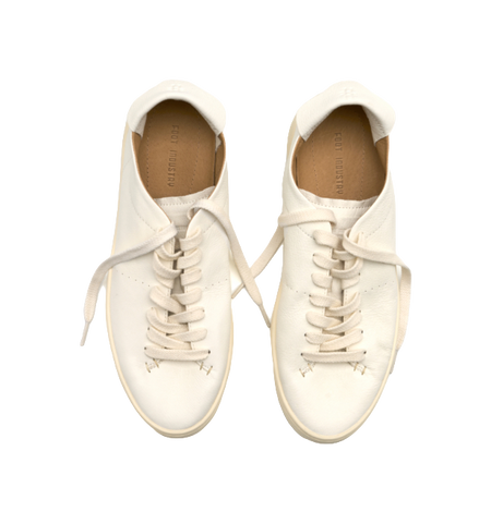 Low-top skateboard shoes in white canvas, front view with white laces and padded collar