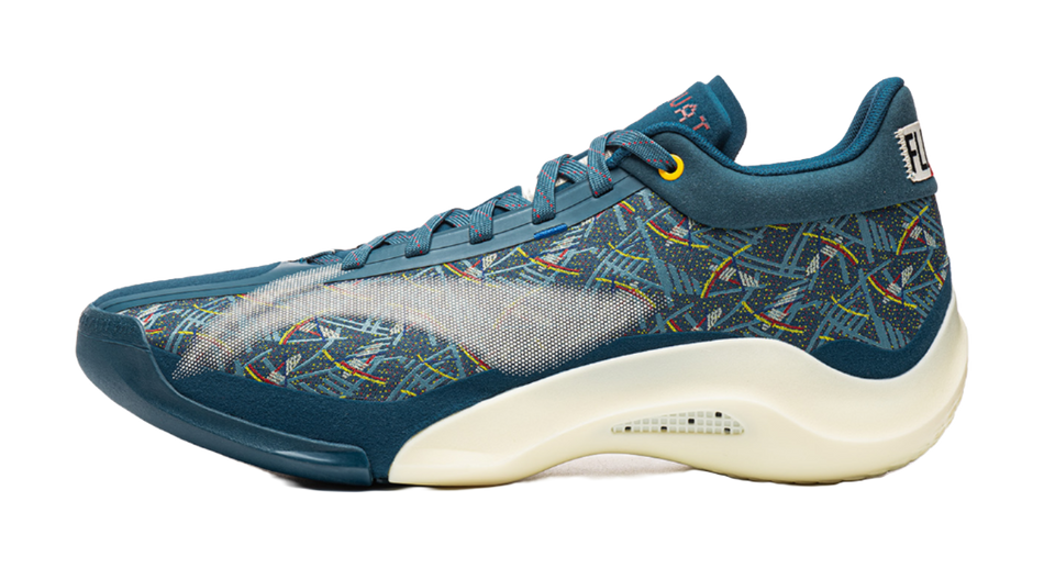 Men's low-top basketball shoe, patterned coral-blue knit upper, cream sole