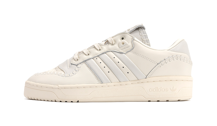 Ecru low-top Adidas Campus sneakers with three stripes and lace-up front