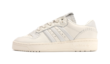 Ecru low-top Adidas Campus sneakers with three stripes and lace-up front