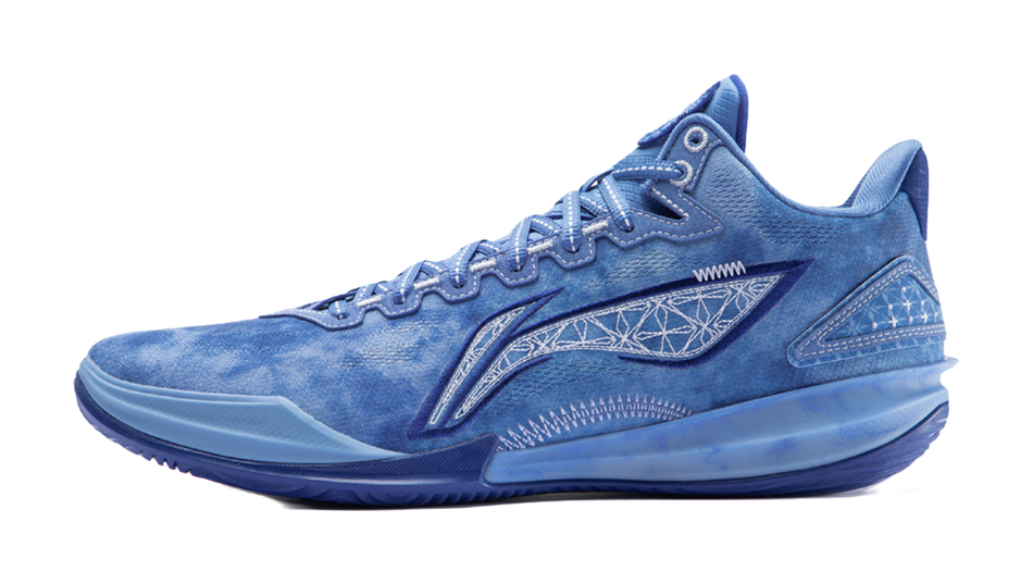 Men's low-top basketball shoes in sky blue, lace-up front, side logo detail