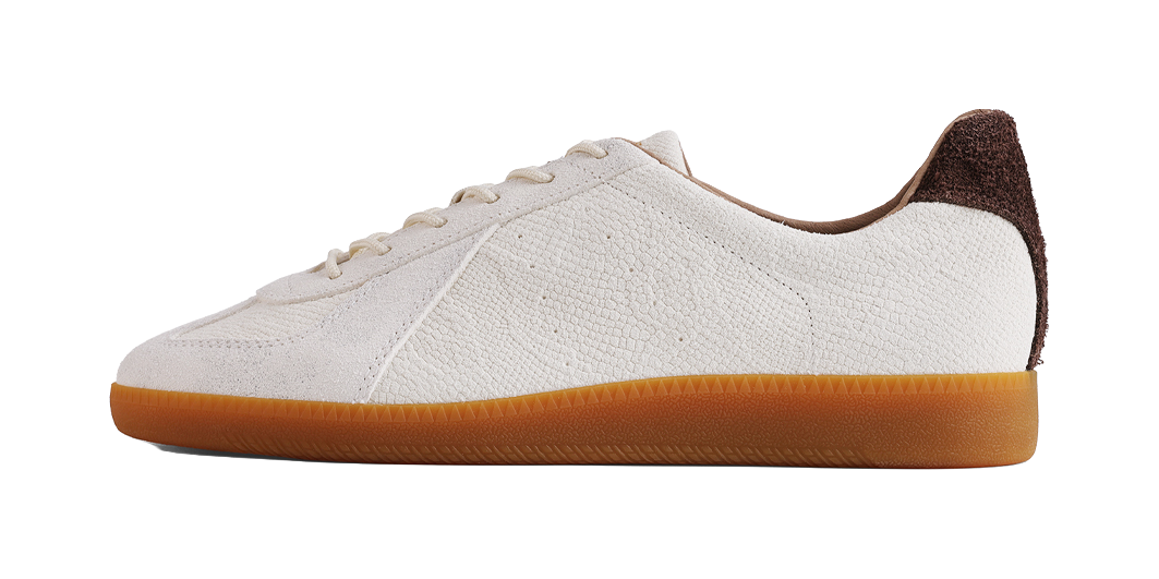 Low-top training sneakers in off-white, lace-up, textured side panels, gum sole