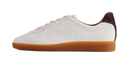 Low-top training sneakers in off-white, lace-up, textured side panels, gum sole