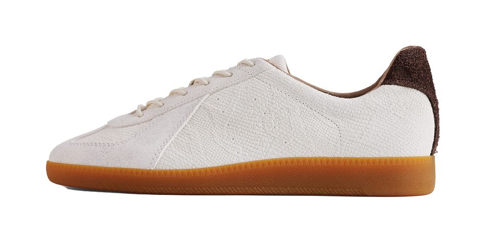 Low-top training sneakers in off-white, lace-up, textured side panels, gum sole