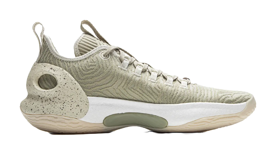 Low-top basketball shoes with speckled side pod, light grey knit upper, white sole