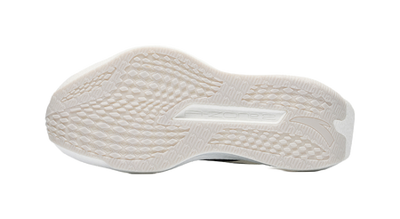 Women’s low-top running shoes, white textured outsole with tread pattern