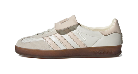 Ecru leather-look Gazelle indoor sneakers with three stripes and gum sole