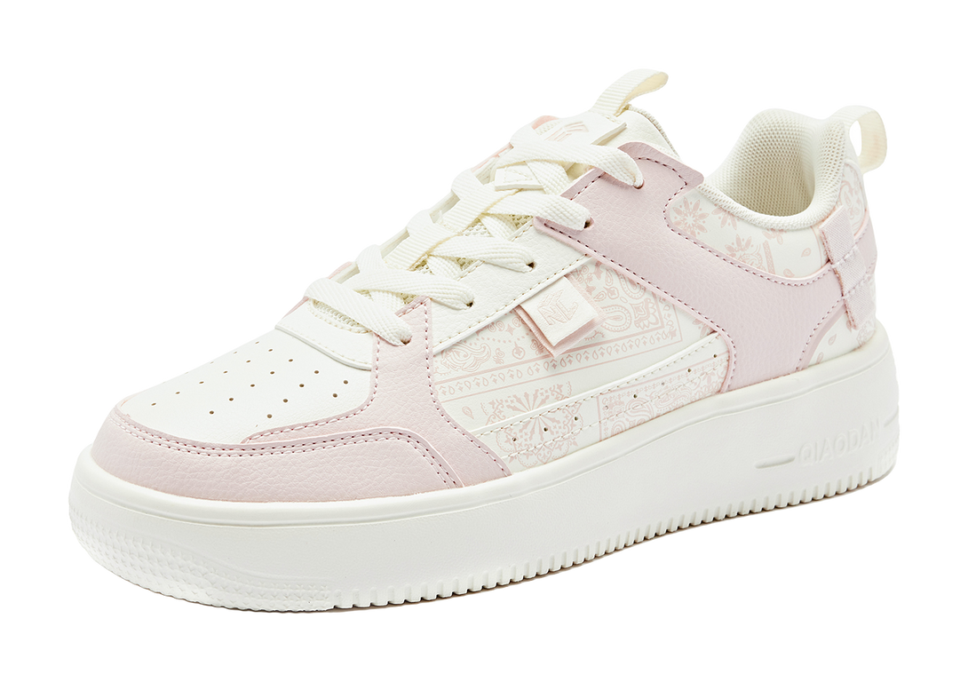 QIAODAN Cashew Flower Coverage Slip Resistant Balance Lightweight Low top Skateboard Shoes Women's Ivory Cloud Pink 