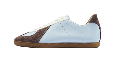 Two-tone low-top leather training shoes with light blue and dark brown panels, gum sole