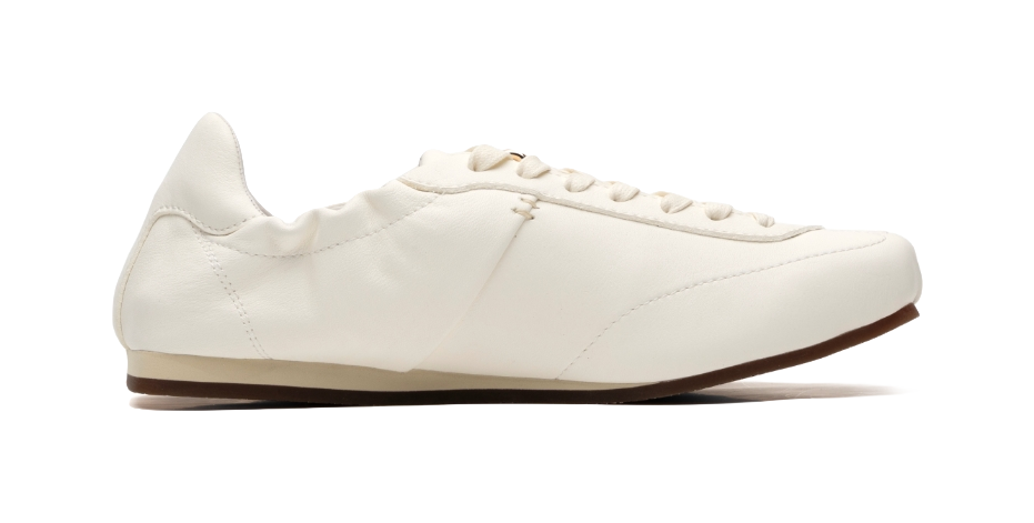 Antique white low-top trainers profile, lace-up with stitched seams and thin sole