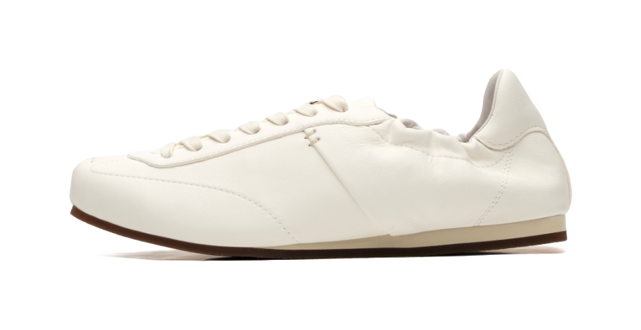Antique white low-top trainers with thin sole, lace-up and stitched side panels