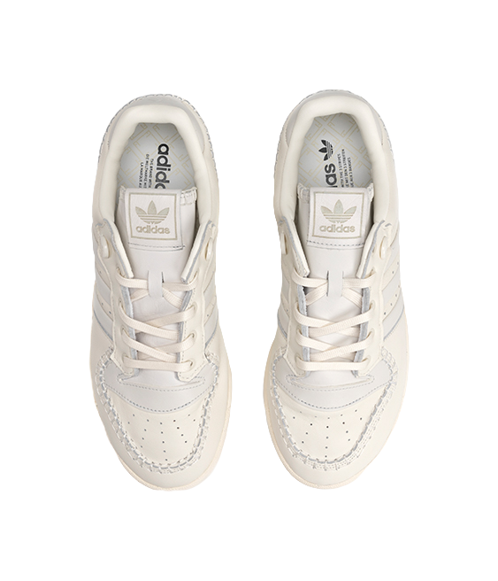 Ecru low-top Adidas Campus sneakers with laces and Adidas logo on the tongue