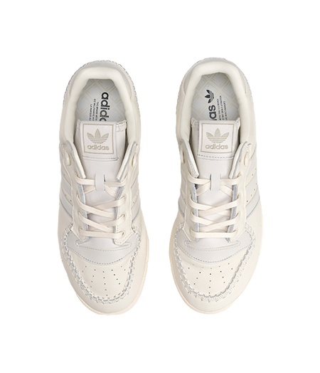 Ecru low-top Adidas Campus sneakers with laces and Adidas logo on the tongue