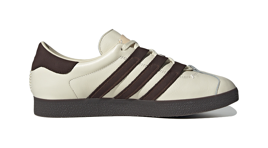 Unisex low-top skate shoes, cream leather with three dark brown side stripes