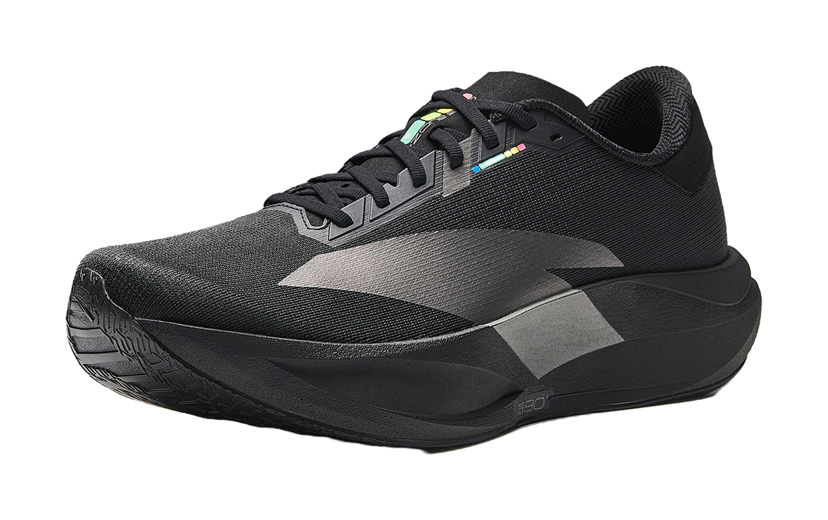 Men's low-top running shoes in black with gray geometric side panels and black outsole