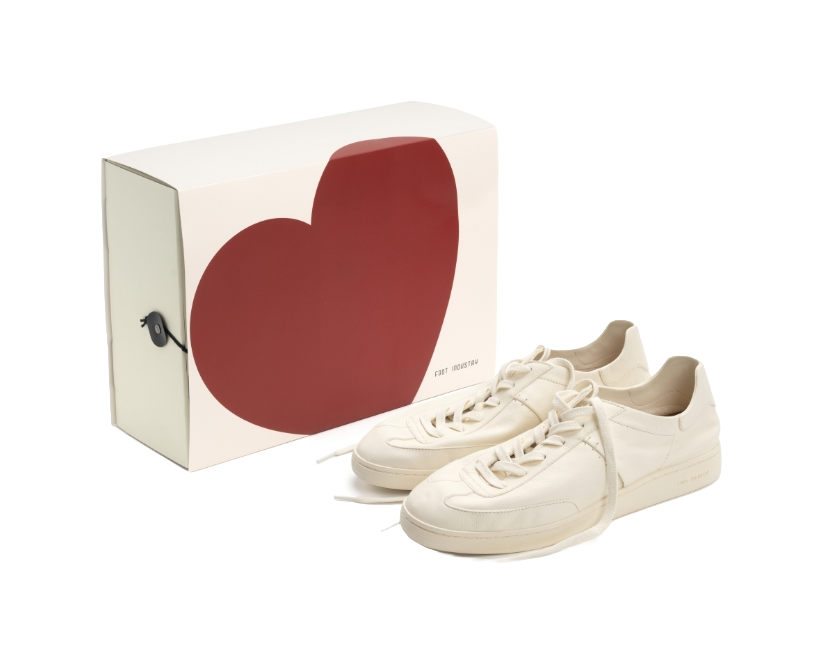 Unisex antique white lace-up trainers with heart-themed shoe box