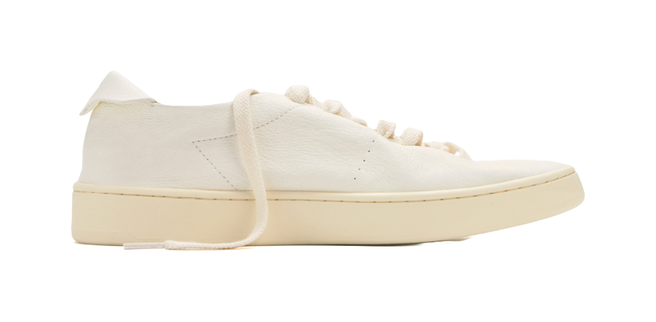 Low-top skateboard shoes in white canvas, low profile with lace-up and stitched panels